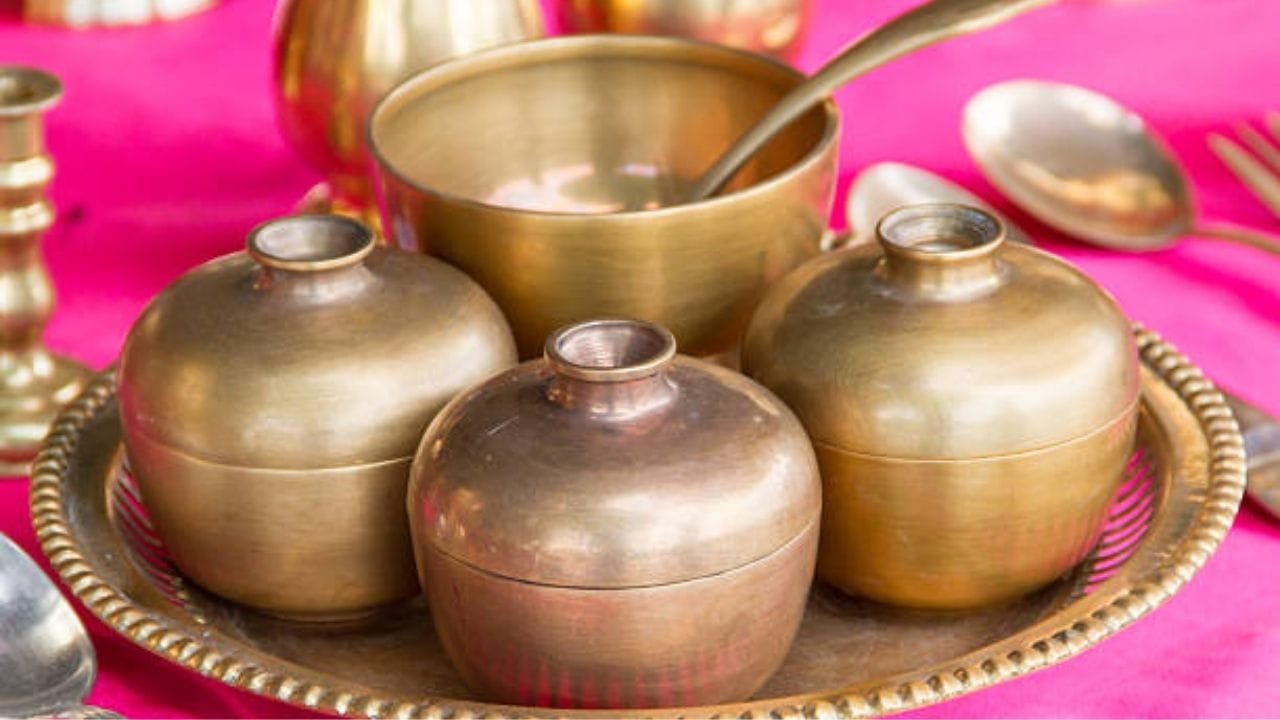 પીતળના જૂના કે કાળા પડી ગયેલા વાસણોને ઘરગથ્થુ વસ્તુઓથી ચમકાવવાની સરળ અને અસરકારક રીતો વિશે જાણો. લીંબુ, સરકો, બેકિંગ સોડા અને ટૂથપેસ્ટ જેવા સરળ ઉપાયોથી તમારા વાસણોને ફરી નવી ચમક આપી શકાય છે. (Image Source | iStock)