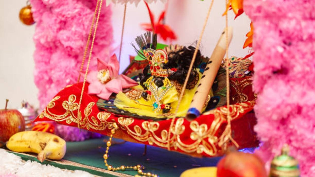 જન્માષ્ટમી પૂજાની તૈયારી કરતી વખતે, કપડાં અને સામગ્રી સંબંધિત નિયમો પર ખાસ ધ્યાન આપવું જોઈએ. પૂજા દરમિયાન કાળા કે સફેદ કપડાં પહેરવાનું ટાળો, કારણ કે આવા પવિત્ર પ્રસંગોએ આ રંગોની સખત મનાઈ છે. ઉપરાંત, લડ્ડુ ગોપાળને અર્પણ કરવામાં આવતા પ્રસાદમાં તુલસીના પાનનો સમાવેશ કરવાનું ક્યારેય ભૂલશો નહીં. (Image Source | iStock)