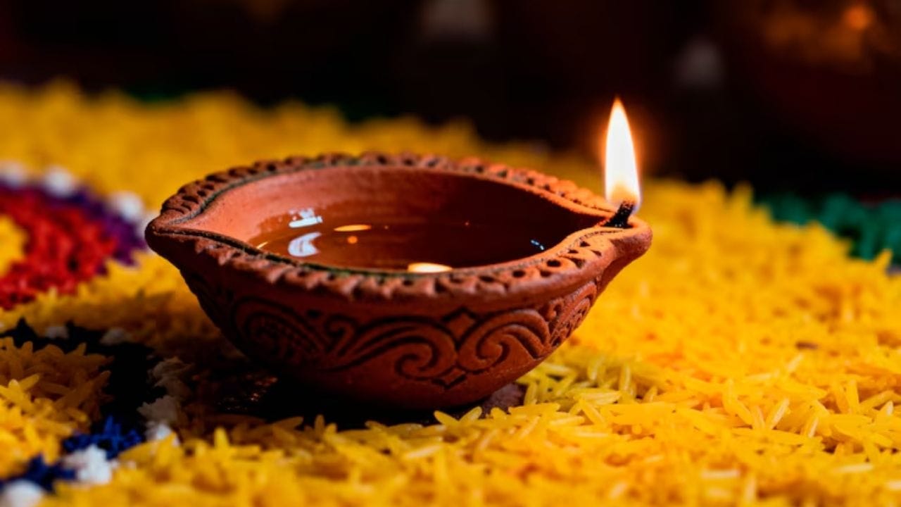 પિતૃપક્ષ દરમિયાન પિતૃઓની પૂજા, શ્રાદ્ધ અને તર્પણ કરવાની સાથે કેટલીક જગ્યાએ દીવો પ્રગટાવવો પણ શુભ માનવામાં આવે છે. (Image Source | Magnific)