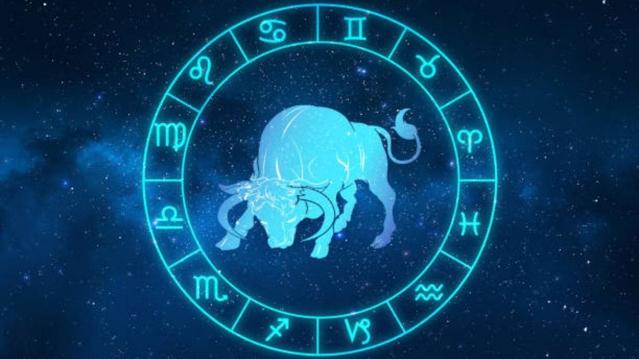 વૃષભ (Taurus) : જન્માષ્ટમી પર, ચંદ્ર તમારી રાશિમાં ઉચ્ચ થશે. આ, રોહિણી નક્ષત્ર સાથે, તમારા માટે આશીર્વાદરૂપ છે. તમારા વ્યક્તિત્વમાં સુધારો થવાની શક્યતા છે. તમારો આત્મવિશ્વાસ તેની ટોચ પર રહેશે. લાંબા સમયથી અટકેલા પ્રોજેક્ટ્સ અચાનક ગતિ પકડશે. નાણાકીય લાભની મજબૂત શક્યતાઓ ઉભરી શકે છે. કામ પર તમારા નિર્ણયોની પ્રશંસા થઈ શકે છે અને તમને નવી જવાબદારીઓ મળી શકે છે.
