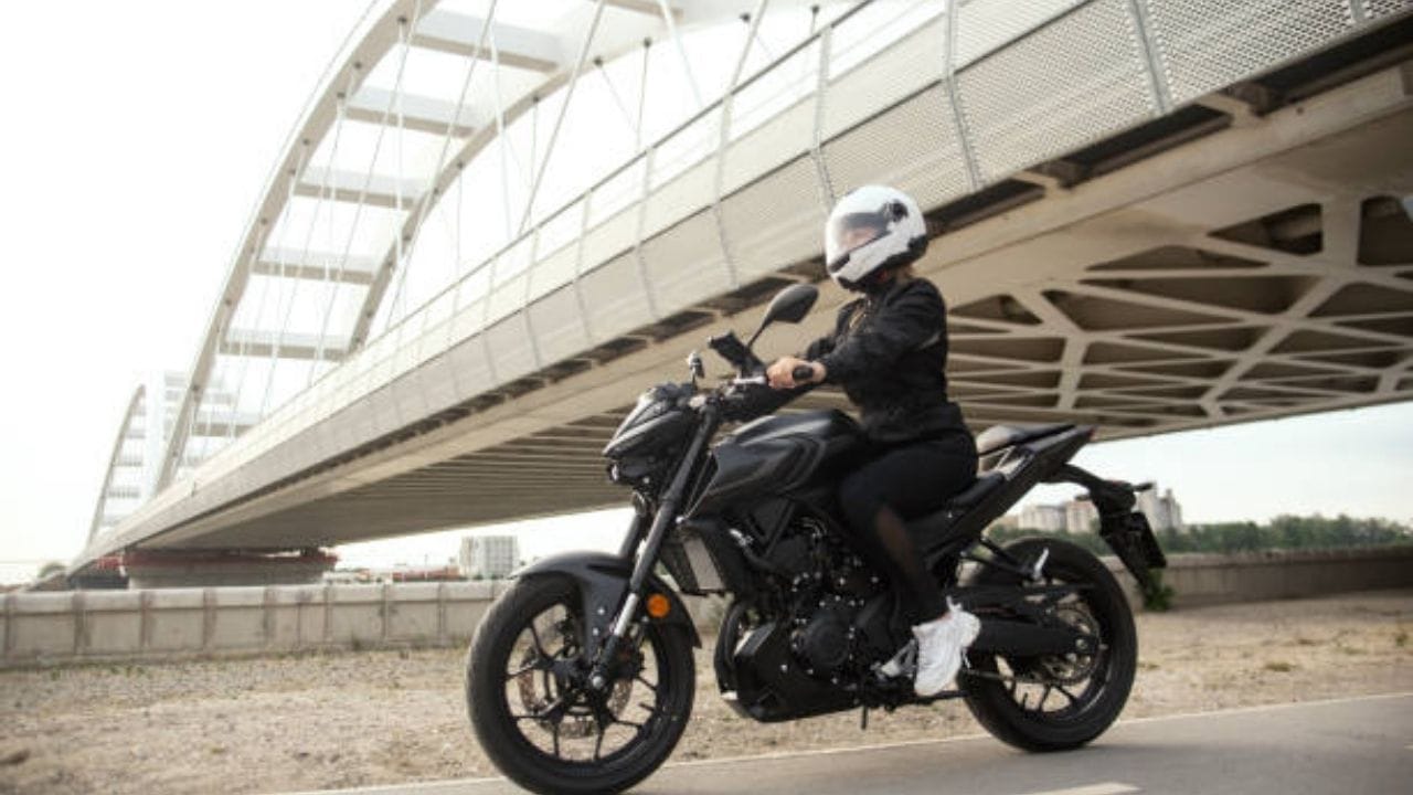 TVS Apache RTX 300 સૌથી સારા વિકલ્પોમાંથી એક છે. તેની શરૂઆતની એક્સ-શોરૂમ કિંમત ₹1.99 લાખ છે. જ્યારે ટોપ વેરિઅન્ટની કિંમત ₹2.39 લાખ સુધી જાય છે. એટલે કે iPhone Duo ના ટોપ મોડલની કિંમતમાં આ બાઇક ખરીદ્યા બાદ પણ સારી એવી રકમ બચી શકે છે. (Image Source | iStock)