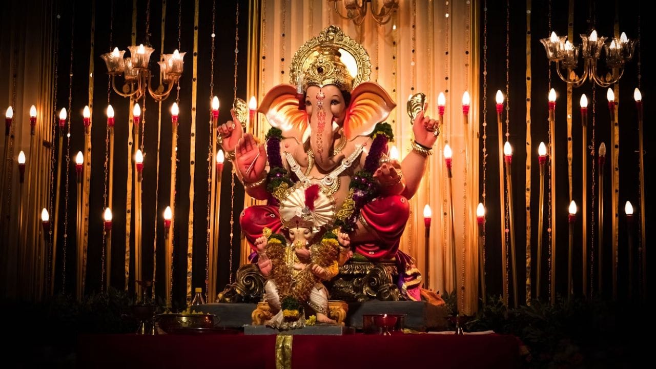 ધાર્મિક માન્યતાઓ અનુસાર, ઉપવાસ દરમિયાન ખાન-પાનની શુદ્ધતાનું વિશેષ ધ્યાન રાખવું ખૂબ જ જરૂરી છે. જો ઉપવાસ દરમિયાન અજાણતાં પણ કોઈ અયોગ્ય વસ્તુ ખાઈ લેવામાં આવે, તો પૂજાનું સંપૂર્ણ ફળ પ્રાપ્ત થતું નથી એવી માન્યતા છે. (Image Source | Unsplash)