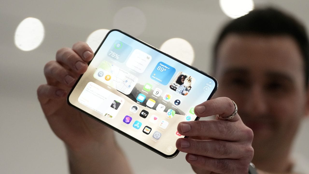 Apple એ iPhone 18 Pro Max માં એક ફેરફાર કર્યો છે. સૌથી મોટો તફાવત અમેરિકન iPhone 18 Pro Max માં જોવા મળે છે. Apple ની ટેક્નિકલ માહિતી અનુસાર, iPhone 18 Pro Max માં C2 મોડેમનો ઉપયોગ વિશ્વના મોટાભાગના બજારોમાં કરવામાં આવ્યો છે. જોકે, અમેરિકામાં વેચાતા Pro Max મોડલમાં C2 ની જગ્યાએ Qualcomm નું મોડેમ આપવામાં આવ્યું છે. (Image Source | PTI)