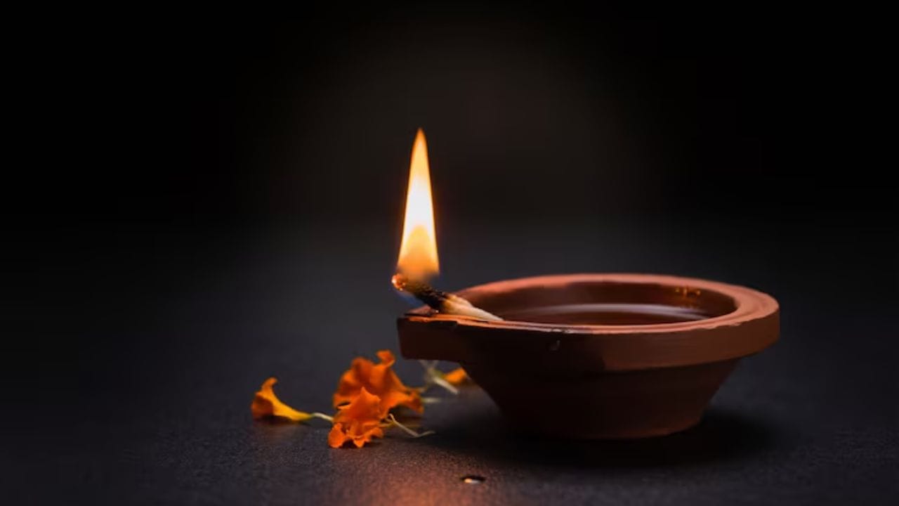 ધાર્મિક માન્યતા અનુસાર, આ જગ્યાઓ પર દીવો પ્રગટાવવાથી પિતૃઓની કૃપા પ્રાપ્ત થઈ શકે છે અને પિતૃદોષથી પણ મુક્તિ મળી શકે છે. (Image Source | Magnific)