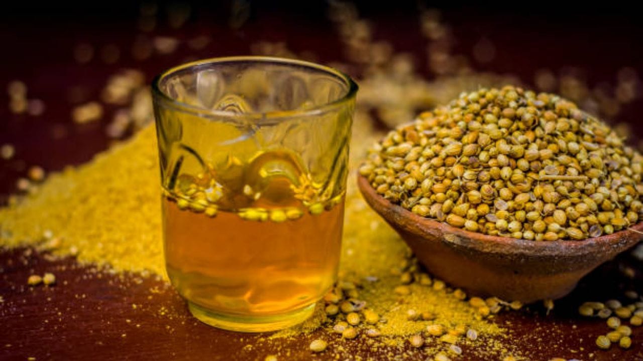 નિષ્ણાતોના મતે, થાઇરોઇડનું સ્તર સંતુલિત રાખવા માટે ધાણાનું હુંફાળું પાણી ફાયદાકારક માનવામાં આવે છે. તે શરીરમાંથી હાનિકારક તત્વો દૂર કરવામાં મદદ કરી શકે છે. તે મેટાબોલિઝમ વધારવા, પાચનક્રિયા સુધારવા અને સોજો ઘટાડવામાં પણ મદદરૂપ થઈ શકે છે. (Image Source | iStock)