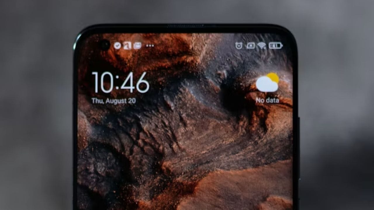iPhone અથવા Android સ્માર્ટફોનનો ઉપયોગ કરતી વખતે, તમે જોયું હશે કે સ્ક્રીનની ટોચ પર સ્ટેટસ બાર નજીક નાના લીલા, નારંગી અને વાદળી રંગના ડોટ વારંવાર દેખાય છે અને અદૃશ્ય થઈ જાય છે. (Image Source | Unsplash)
