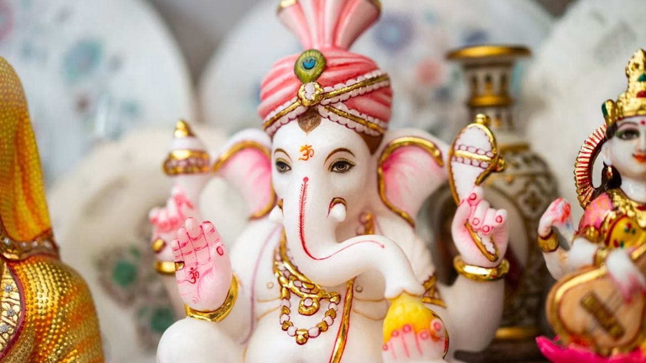 માન્યતા અનુસાર, ગણેશ ચતુર્થીના પવિત્ર અવસર પર વિદ્યાર્થીઓ ભગવાન ગણેશજીના કેટલાક મંત્રોનો જાપ કરે તો શિક્ષણના ક્ષેત્રમાં સફળતા મેળવવામાં મદદ મળી શકે છે. (Image Source | Unsplash)