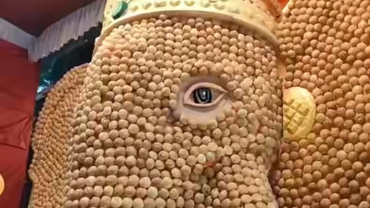 લાડકા ગણરાયાનું ઘેર-ઘેર તેમજ વિવિધ જાહેર ગણેશ મંડળોમાં ઢોલ-તાશાના ગાજવીજ સાથે ભવ્ય સ્વાગત કરવામાં આવ્યું છે. આ દરમિયાન પુણેના ગણેશભક્તોની અનોખી કલ્પનાશક્તિ ફરી એકવાર સૌનું ધ્યાન ખેંચી રહી છે. (Image Source | Instagram)