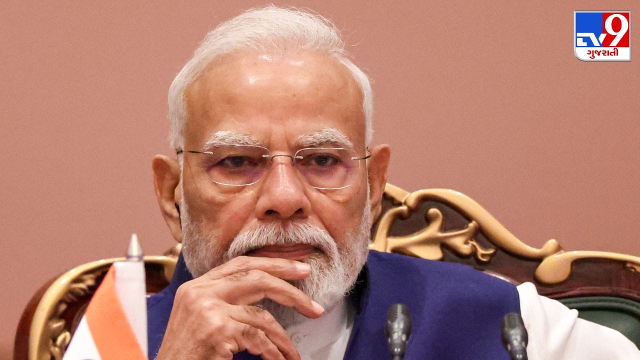 31 માર્ચ 2026ની સત્તાવાર ઘોષણા અનુસાર મોદીના નામે ખેતીની જમીન, બિનખેતીની જમીન, કોમર્શિયલ બિલ્ડિંગ અને દુકાન, રહેણાંક બિલ્ડિંગ, મકાન અથવા ફ્લેટ અને અન્ય સ્થાવર સંપત્તિમાં હિસ્સો 0 છે. દસ્તાવેજમાં સ્થાવર સંપત્તિની કુલ બજાર કિંમત પણ Nil એટલે કે શૂન્ય દર્શાવવામાં આવી છે. (Image Source | PTI)