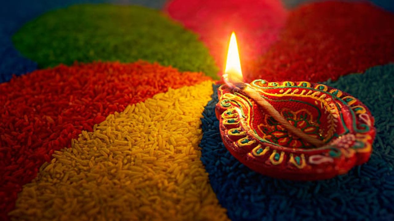 વાસ્તુમાં દક્ષિણ દિશાને પિતૃઓની દિશા માનવામાં આવે છે. તેથી દરરોજ સ્નાન અને ધ્યાન કર્યા બાદ સવારે તથા સાંજે આ દિશામાં દીવો પ્રગટાવવો જોઈએ. (Image Source | iStock)
