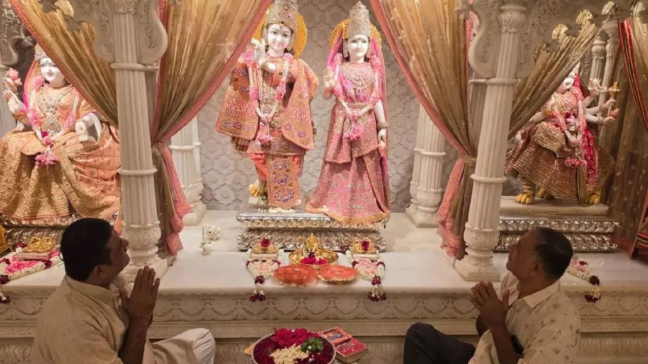 એન્ટિલિયાની આકર્ષક સજાવટ, ફૂલોથી શણગારેલી કૃષ્ણની ઝાંખી, નકશીકામ કરેલો ચાંદીનો ઝૂલો અને પરંપરાગત સજાવટથી સમગ્ર પરિસરનું રૂપ જ બદલાઈ ગયું હતું. (Image Source | Social Media)