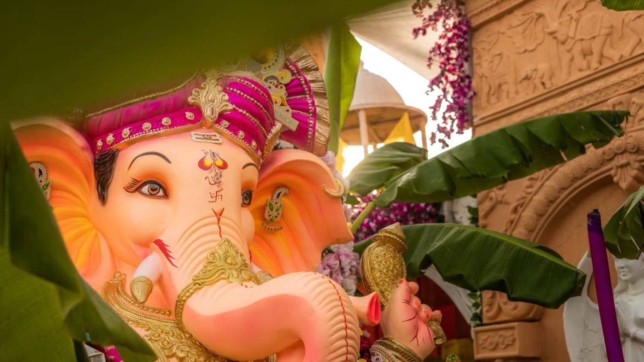 ‘વક્રતુંડ મહાકાય સૂર્યકોટિ સમપ્રભ। નિર્વિઘ્નં કુરુ મે દેવ સર્વકાર્યેષુ સર્વદા।’ ભગવાન ગણેશના આ મંત્રનો જાપ ગણેશ ચતુર્થીના દિવસે વિદ્યાર્થીઓએ કરવો જોઈએ. (Image Source | Unsplash)