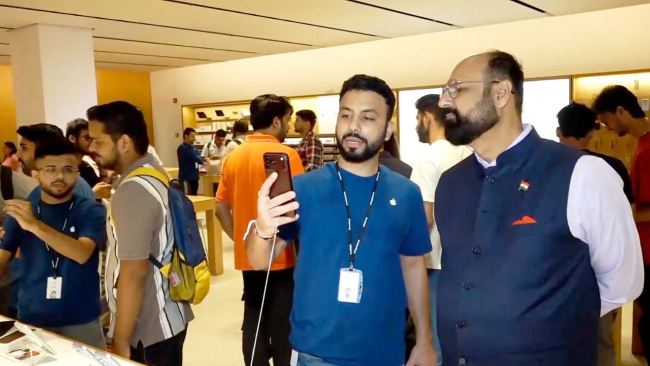 આ ફેરફાર પાછળનું સત્તાવાર કારણ Apple એ જાહેર કર્યું નથી. એક સંભવિત કારણ તરીકે Qualcomm સાથેના જૂના સપ્લાય કરારને માનવામાં આવે છે. Qualcomm એ અગાઉ Apple ને 2026 સુધી સ્માર્ટફોન મોડેમ ઉપલબ્ધ કરાવવાની માહિતી આપી હતી. (Image Source | PTI)