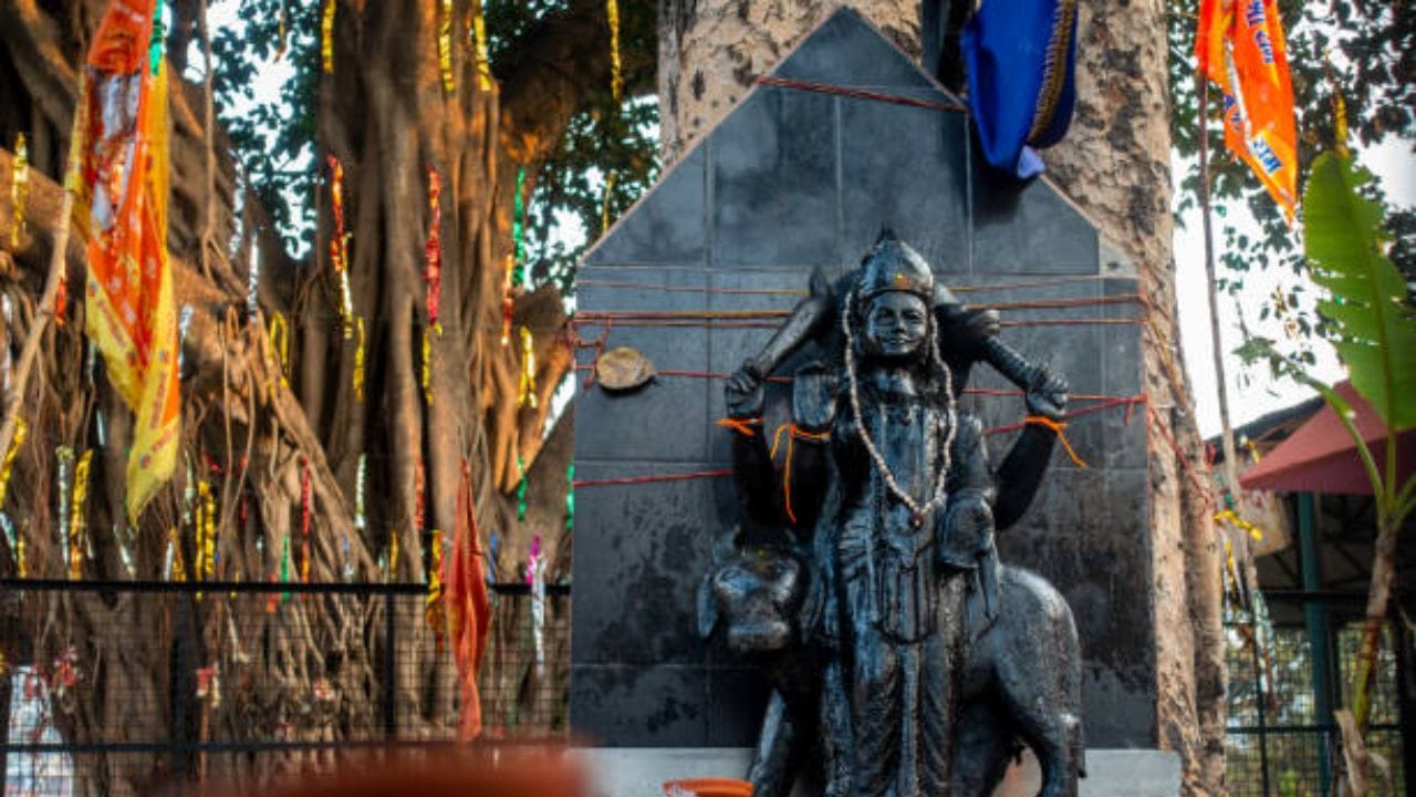 ધાર્મિક માન્યતા અનુસાર, ભગવાન હનુમાનએ શનિદેવને રાવણની કેદમાંથી મુક્ત કર્યા હતા. તેથી એવી માન્યતા છે કે શનિદેવ હનુમાનજીના ભક્તો પર વિશેષ કૃપા રાખે છે. (Image Source | iStock)