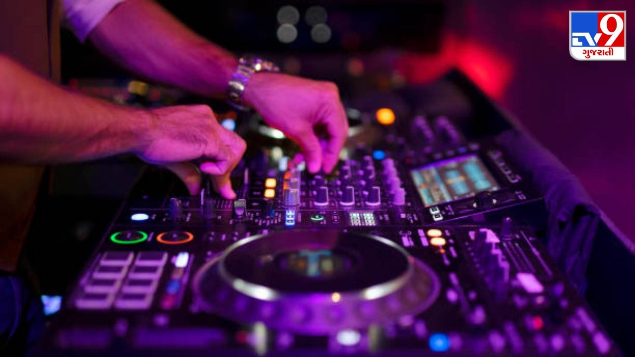 DJ અને કૉન્સર્ટ જેવા કાર્યક્રમોમાં અવાજ 100 dB અથવા તેનાથી પણ વધુ પહોંચી શકે છે. (Image Source | iStock)
