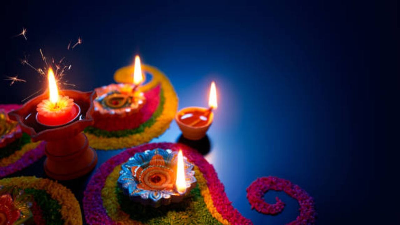 માન્યતા અનુસાર દક્ષિણ દિશામાં દીવો પ્રગટાવવાથી પરિવારમાં સુખ, શાંતિ અને સમૃદ્ધિ જળવાઈ રહે છે અને રોગ-દોષ તથા દરિદ્રતાથી મુક્તિ મળી શકે છે. (Image Source | iStock)
