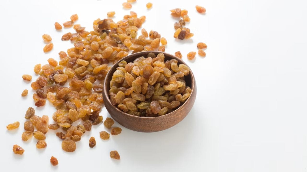 કિસમિસ: કિસમિસનું સેવન પણ પેટ માટે સારું માનવામાં આવે છે. તેમાં ભરપૂર પ્રમાણમાં ફાઇબર હોય છે, જે પાચનતંત્રને સ્વસ્થ રાખવામાં અને પેટ સાફ કરવામાં મદદ કરી શકે છે. (Image Source | Unsplash)