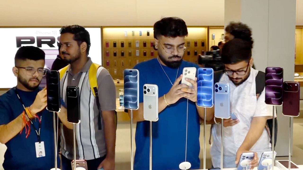 Apple હવે ધીમે-ધીમે પોતાના C-Series મોડેમ પર નિર્ભરતા વધારી રહ્યું છે. iPhone 18 Pro માં C2 મોડેમ વિશ્વભરમાં આપવામાં આવ્યું છે. જ્યારે Pro Max ના અમેરિકન વેરિઅન્ટમાં Qualcomm નું મોડેમ રાખવામાં આવ્યું છે. (Image Source | PTI)
