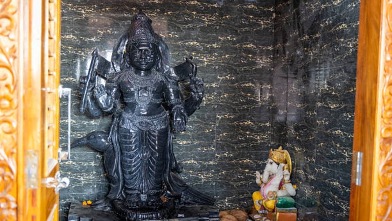 જ્યોતિષીય માન્યતા અનુસાર, નિલમ રત્ન શનિદેવ સાથે જોડાયેલું છે. ધાર્મિક માન્યતા મુજબ નિલમ રત્નને ધૈર્ય, સંયમ, આત્મવિશ્વાસ અને સકારાત્મક પરિવર્તનનું પ્રતીક માનવામાં આવે છે. જોકે, રત્ન ધારણ કરવા અંગેના જ્યોતિષીય નિર્ણય વ્યક્તિની કુંડળીના આધારે લેવામાં આવે છે. (Image Source | iStock)