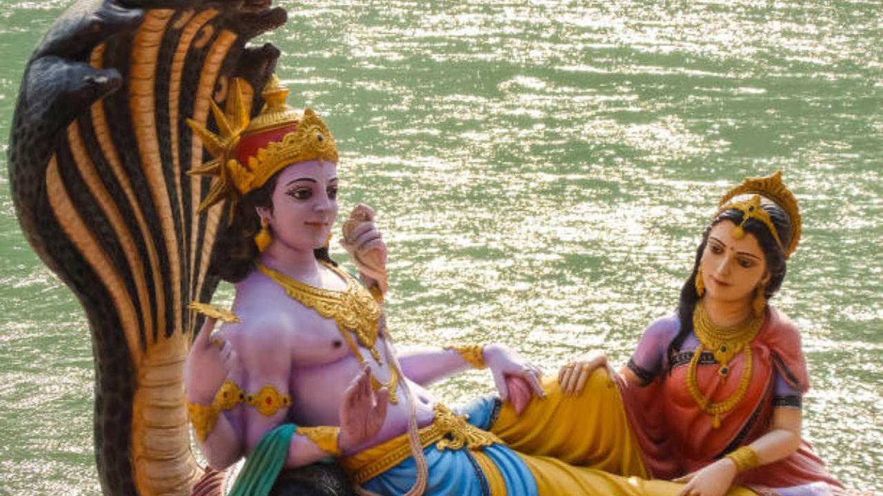 ધાર્મિક પરંપરામાં પિતૃકર્મ અને ભગવાન વિષ્ણુજીની પૂજા વચ્ચે વિશેષ સંબંધ માનવામાં આવે છે. પિતૃપક્ષ દરમિયાન ભગવાન વિષ્ણુજીની પૂજા કરવાની અને તેમને તુલસીપત્ર અર્પણ કરવાની પરંપરા છે. ધાર્મિક માન્યતા અનુસાર, ભગવાન વિષ્ણુની પૂજા સાથે પિતૃઓ માટે તર્પણ અને શ્રાદ્ધ કરવાથી પૂર્વજોની આત્માની શાંતિ માટે પ્રાર્થના કરવામાં આવે છે. (Image Source | iStock)