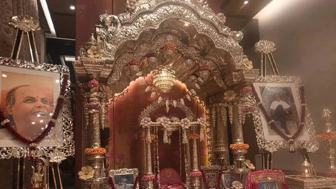 જન્માષ્ટમીના અવસરે એન્ટિલિયા ખાસ શણગારવામાં આવ્યું હતું. બાલગોપાલ માટે સુંદર ભરતકામવાળો ચાંદીની ઝૂલો શણગારવામાં આવ્યો હતો. આ ઝૂલામાં નાના કાન્હાની સુંદર મૂર્તિને વિરાજમાન કરવામાં આવ્યા હતા. (Image Source | Social Media)