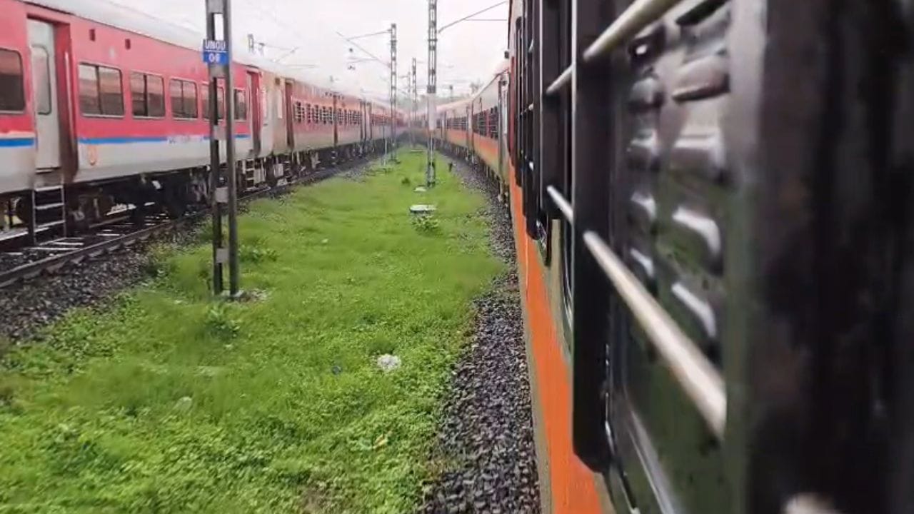 ઘણી વખત, રેલવે ટ્રેક પર સમારકામનું કામ ચાલી રહ્યું હોય છે. આવી સ્થિતિમાં, તે વિભાગમાંથી પસાર થતી ટ્રેનોને ગતિ ઘટાડવા અથવા વધારાની સાવધાની રાખવાની સૂચના આપી શકાય છે. કિલોમીટરની ઓળખ લોકો પાઇલટને જાણવામાં મદદ કરે છે કે ક્યાં ખાસ સાવધાની રાખવી. આમ, આ નંબરો રેલવે ટ્રેક જાળવણી અને ટ્રેન સલામતી કામગીરીનો એક મહત્વપૂર્ણ ભાગ છે. (Image Source | TV9 Gujarati)