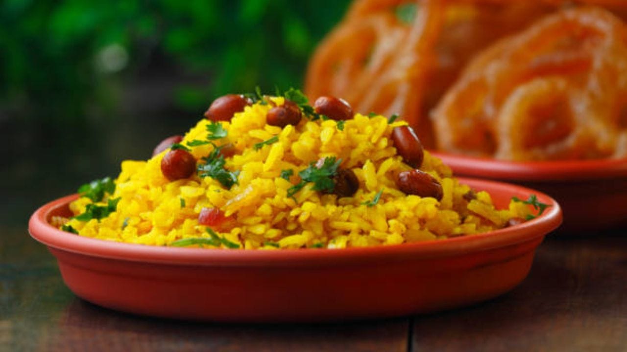 પૌંઆમાં શાકભાજી, મગફળી અને લીલા વટાણા ઉમેરીને તેને વધુ પૌષ્ટિક બનાવી શકાય છે. તે હળવો અને સરળતાથી પચી જાય એવો નાસ્તો બની શકે છે. (Image Source | iStock)