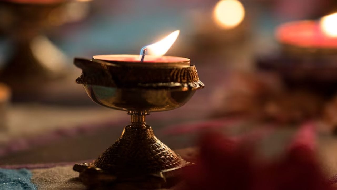 પિતૃપક્ષ દરમિયાન ઘરની દક્ષિણ દિશામાં પણ દીવો અવશ્ય પ્રગટાવવો જોઈએ. (Image Source | Magnific)