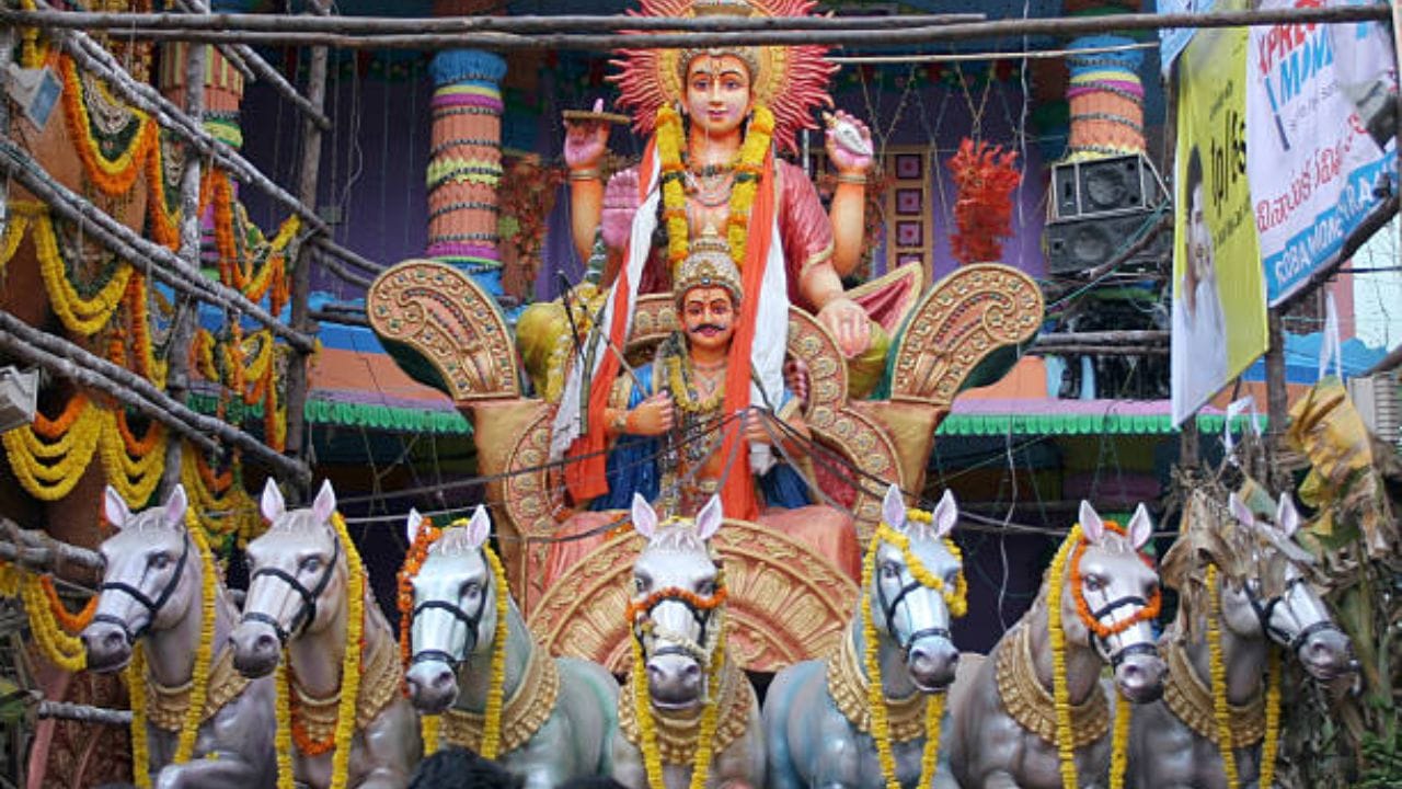 પિતૃદોષના ઉપાયોમાં સૂર્યદેવની પૂજાનું પણ વિશેષ મહત્ત્વ છે. જ્યોતિષશાસ્ત્રમાં સૂર્યને પિતા અને પૂર્વજોનો કારક ગ્રહ માનવામાં આવે છે. આ જ કારણસર પિતૃપક્ષ દરમિયાન સૂર્યદેવને અર્ઘ્ય આપવાની પરંપરાને મહત્ત્વપૂર્ણ માનવામાં આવે છે. સવારે સૂર્યોદયના સમયે તાંબાના પાત્રમાં જળ ભરીને સૂર્યદેવને અર્ઘ્ય અર્પણ કરવું જોઈએ. (Image Source | iStock)
