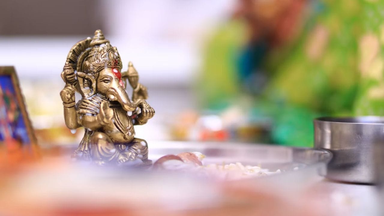 ગણેશ ચતુર્થીના દિવસે ‘ૐ ગં ગણપતયે નમઃ’ નો જાપ વિદ્યાર્થીઓ કરે તો એકાગ્રતા વધારવામાં મદદ મળી શકે. (Image Source | Unsplash)