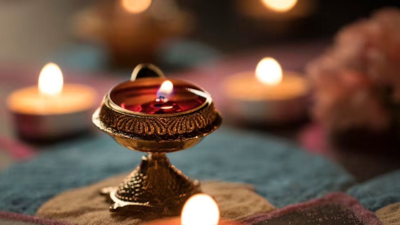 માન્યતા અનુસાર આ દિશામાં પ્રગટાવેલો દીવો પિતૃઓની આત્માને શાંતિ આપે છે. (Image Source | Magnific)