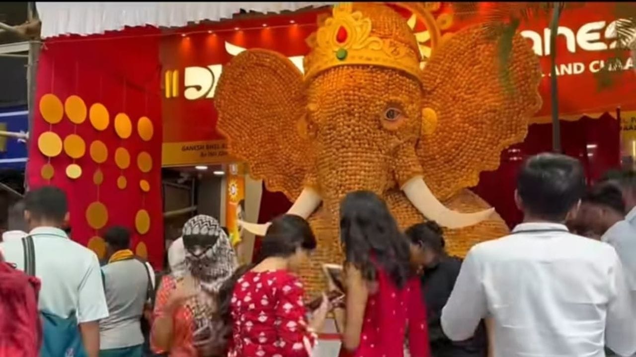 આ અનોખા ગણપતિ બાપ્પાની મૂર્તિની વિશેષતા માત્ર તેના કદમાં જ નહીં, પરંતુ તેને તૈયાર કરવા માટે કરવામાં આવેલા અનોખા પ્રયોગમાં પણ જોવા મળે છે. સામાન્ય રીતે ગણેશ મૂર્તિઓ માટી, પ્લાસ્ટર અથવા અન્ય સામગ્રીમાંથી બનાવવામાં આવે છે, પરંતુ અહીં પાણીપુરીની પુરીઓને સર્જનાત્મક રીતે ઉપયોગમાં લઈને ગણરાયાનું સ્વરૂપ તૈયાર કરવામાં આવ્યું છે. (Image Source | Instagram)