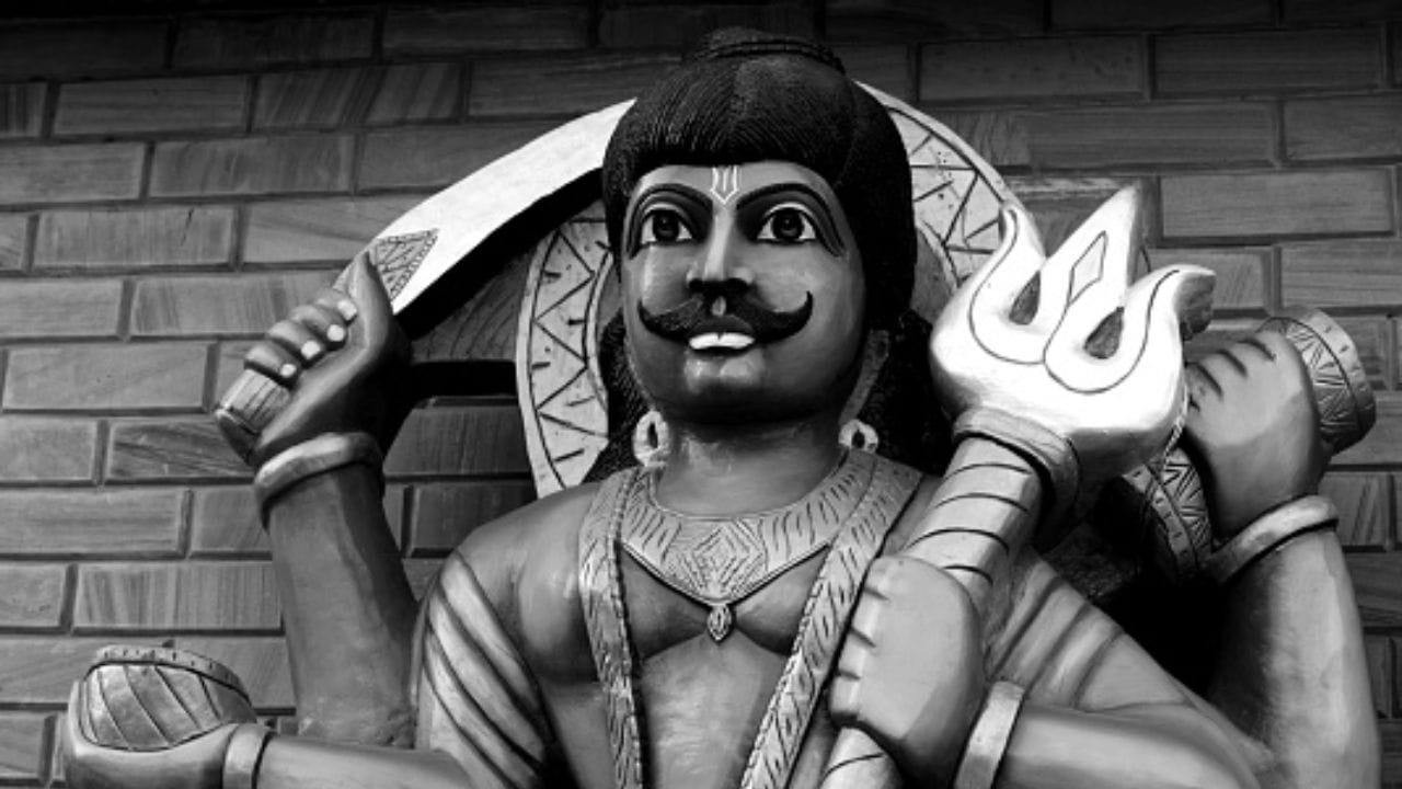 ધાર્મિક માન્યતા અનુસાર, વ્યક્તિએ હંમેશાં પોતાના કર્મો પર ધ્યાન આપવું જોઈએ. કારણ કે શનિદેવને કર્મ અનુસાર ફળ આપનારા દેવતા માનવામાં આવે છે. (Image Source | iStock)