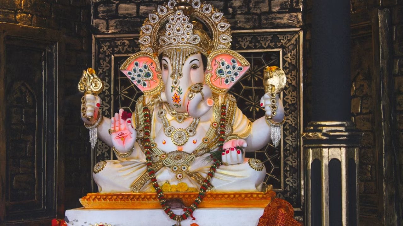 શિક્ષણ ક્ષેત્રમાં વિદ્યાર્થીઓ માટે આ બંને બાબતો ખૂબ જ જરૂરી છે. તેથી ગણેશ ચતુર્થીના પવિત્ર દિવસે વિદ્યાર્થીઓએ આ મંત્રનો જપ કરવો જોઈએ. (Image Source | Unsplash)