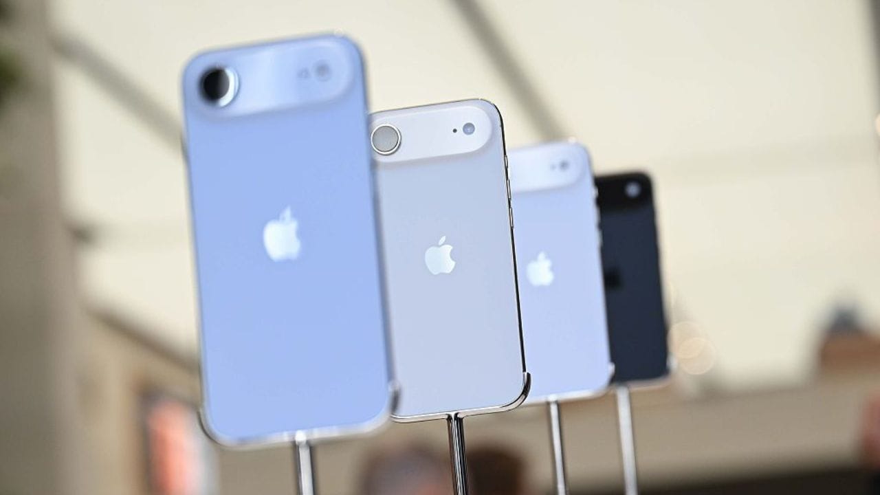 એટલે જો તમે વિદેશથી iPhone 18 Pro Max ખરીદવાનું વિચારી રહ્યા હો, તો માત્ર કિંમત જોઈને નિર્ણય ન લો. મોડલ નંબર, SIM સપોર્ટ અને મોડેમ વેરિઅન્ટ જરૂરથી ચેક કરો. (Image Source | GettyImages)
