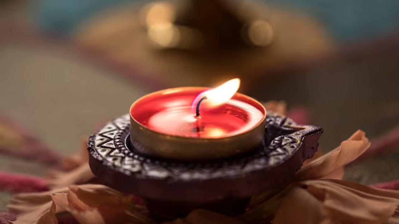 દક્ષિણ દિશામાં દીવો સાથે પ્રગટાવવાથી પરિવારમાં શુભ ફળ પ્રાપ્ત થઈ શકે છે. (Image Source | Magnific)