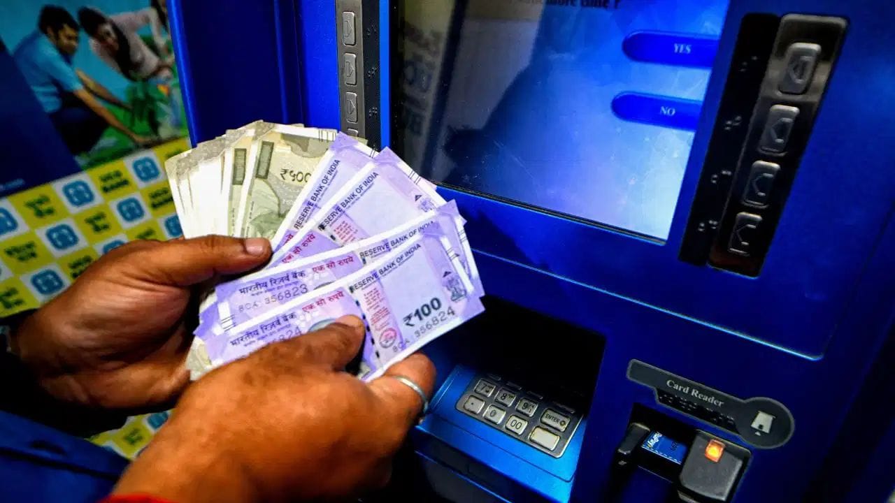 હવે જે ATM માંથી પૈસા ઉપાડવાનો પ્રયાસ કર્યો હતો, તેનું લોકેશન (સરનામું) તેમજ ટ્રાન્ઝેક્શનની તારીખ અને સમય પણ નોંધી લો. તમારી બેંકની મોબાઇલ એપ, નેટ બેંકિંગ અથવા કસ્ટમર કેર દ્વારા વહેલામાં વહેલી તકે ફરિયાદ નોંધાવો. ફરિયાદનો રેફરન્સ નંબર પણ સાચવીને રાખો.