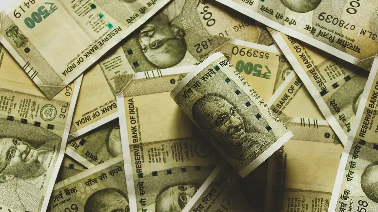 જો ATM માંથી પૈસા ઉપાડતી વખતે તમારા ખાતામાંથી રકમ કપાઈ જાય પરંતુ ATM માંથી કેશ ન નીકળે, તો સૌથી પહેલાં ટ્રાન્ઝેક્શન સાથે જોડાયેલી વિગતો સુરક્ષિત રાખો. ત્યારબાદ ખાતામાંથી પૈસા કપાયાનો SMS, બેંક એપમાં દેખાઈ રહેલી ટ્રાન્ઝેક્શન ડિટેલ અથવા ATM ની રસીદને સુરક્ષિત રાખો.
