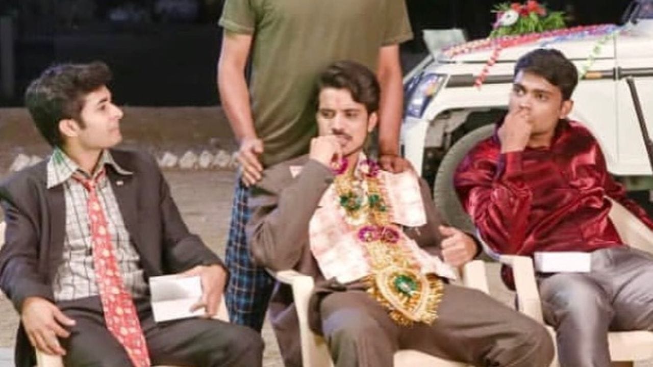તેઓ લોકપ્રિય ટીવી શો ધ ગ્રેટ ઇન્ડિયન લાફ્ટર ચેલેન્જમાં હાસ્ય કલાકાર રાજુ શ્રીવાસ્તવ દ્વારા રજૂ કરાયેલ "શાદીવાલ્લાહ" ના અભિનયથી ખૂબ પ્રેરિત થયા હતા.