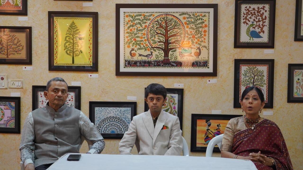 આજના ડિજિટલ યુગમાં સોશિયલ મીડિયાના ટ્રેન્ડ્સ વચ્ચે Gen-Z કલાકાર શરણ દહિલીવાલા ગુજરાત રાજ્ય લલિત કલા અકાદમીના સહકારથી ન્યુરોડાઈવર્જન્ટ બાળકોના જીવનમાં સકારાત્મક બદલાવ લાવવા પ્રેરણાદાયી કાર્ય કરી રહ્યા છે.
