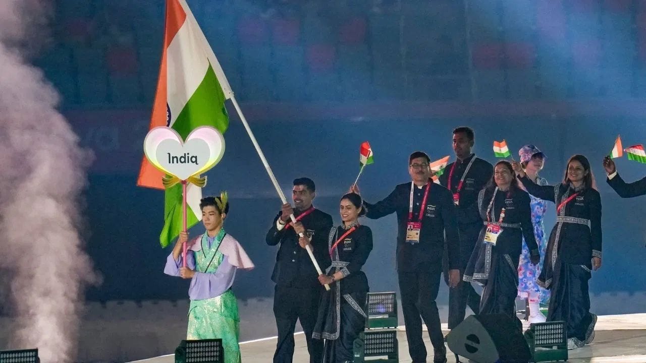 મનુ ભાકર અને પવન સેહરાવત ભારતના ધ્વજવાહક (Flag bearer) બન્યા અને ત્રિરંગો લહેરાવીને ભારતનું ગૌરવ વધાર્યું. (PC: PTI/Getty Images)
