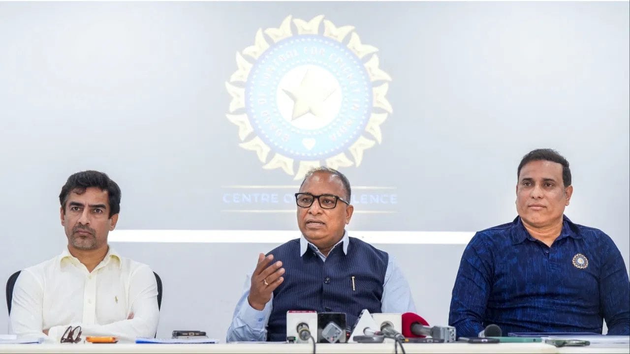મુંબઈમાં BCCI ની બેઠક વચ્ચે, VVS લક્ષ્મણ વિશે મહત્વપૂર્ણ સમાચાર સામે આવ્યા છે. એક અહેવાલ મુજબ, લક્ષ્મણ 2026 એશિયન ગેમ્સ માટે ટીમ ઈન્ડિયાના હેડ કોચ બની શકે છે.