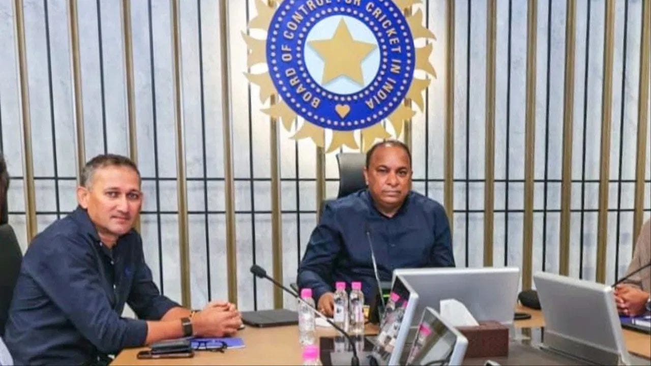 BCCI 3 સપ્ટેમ્બરના રોજ મુંબઈમાં એક બેઠક યોજાવાની છે. BCCI સચિવ દેવજીત સૈકિયા, ટીમ ઈન્ડિયાના હેડ કોચ અને નેશનલ ક્રિકેટ એકેડેમીના વડા VVS લક્ષ્મણ પણ હાજર રહેશે. આ બેઠકનો મુખ્ય હેતુ ટીમ ઈન્ડિયાની વર્તમાન પરિસ્થિતિ અને તેની ભવિષ્યની યોજનાઓ પર ચર્ચા કરવાનો છે. 