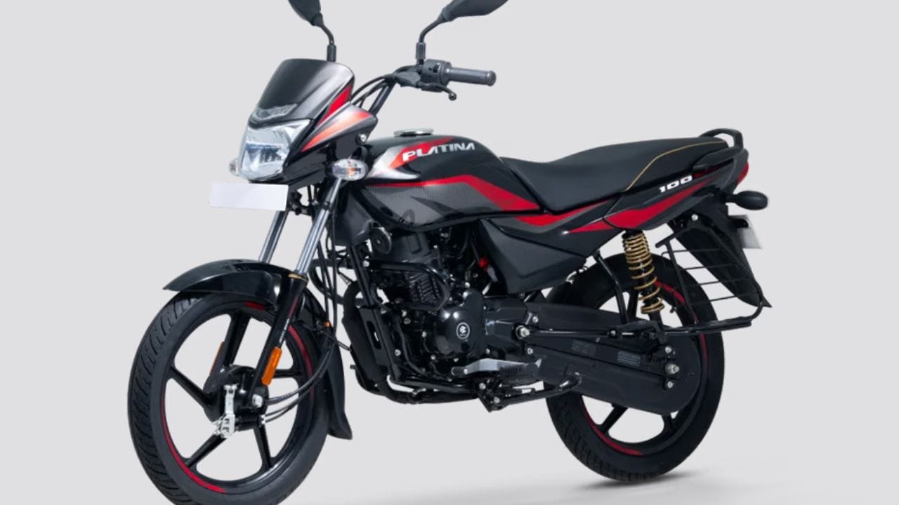 5. Bajaj Platina 100: આશરે 70 kmpl માઇલેજનો દાવો: આ યાદીમાં પાંચમા ક્રમે આવે છે બજાજ પ્લેટિના 100. કંપનીની વેબસાઇટ મુજબ તેની દિલ્હીમાં પ્રારંભિક એક્સ-શોરૂમ કિંમત ₹72,942 છે. એન્જિન અને માઇલેજ: પ્લેટિનામાં 99.59cc, 4-સ્ટ્રોક DTS-i એન્જિન મળે છે, જે 8.2 PS ની મેક્સિમમ પાવર અને 8.3 Nm નો ટોર્ક જનરેટ કરે છે. તેમાં 11 લિટરની મોટી ફ્યુઅલ ટેન્ક મળે છે. કંપનીનો દાવો છે કે તે આશરે 70 kmpl નું માઇલેજ આપે છે, જ્યારે ઘણા યુઝર્સે તેનાથી પણ વધુ માઇલેજ નોંધ્યું છે. ફીચર્સ: ખરાબ અને ખાડાવાળા રસ્તાઓ પર આરામદાયક મુસાફરી માટે તેમાં ખાસ 'કમ્ફર્ટેક' (Comfortec) ટેકનોલોજી, લાંબી અને નરમ સીટ, ઉત્કૃષ્ટ શોક એબ્ઝોર્બર, ઇલેક્ટ્રિક સ્ટાર્ટ અને આકર્ષક LED DRLs આપવામાં આવ્યા છે.