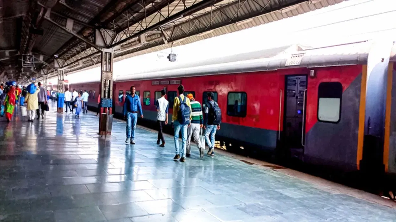આ વીડિયો ફેસબુક, એક્સ, ઇન્સ્ટાગ્રામ અને વોટ્સએપ જૂથો પર પ્રસારિત થાય છે, જે અસરકારક રીતે મુસાફરોના મોબાઇલ ફોન સુધી પહોંચે છે.