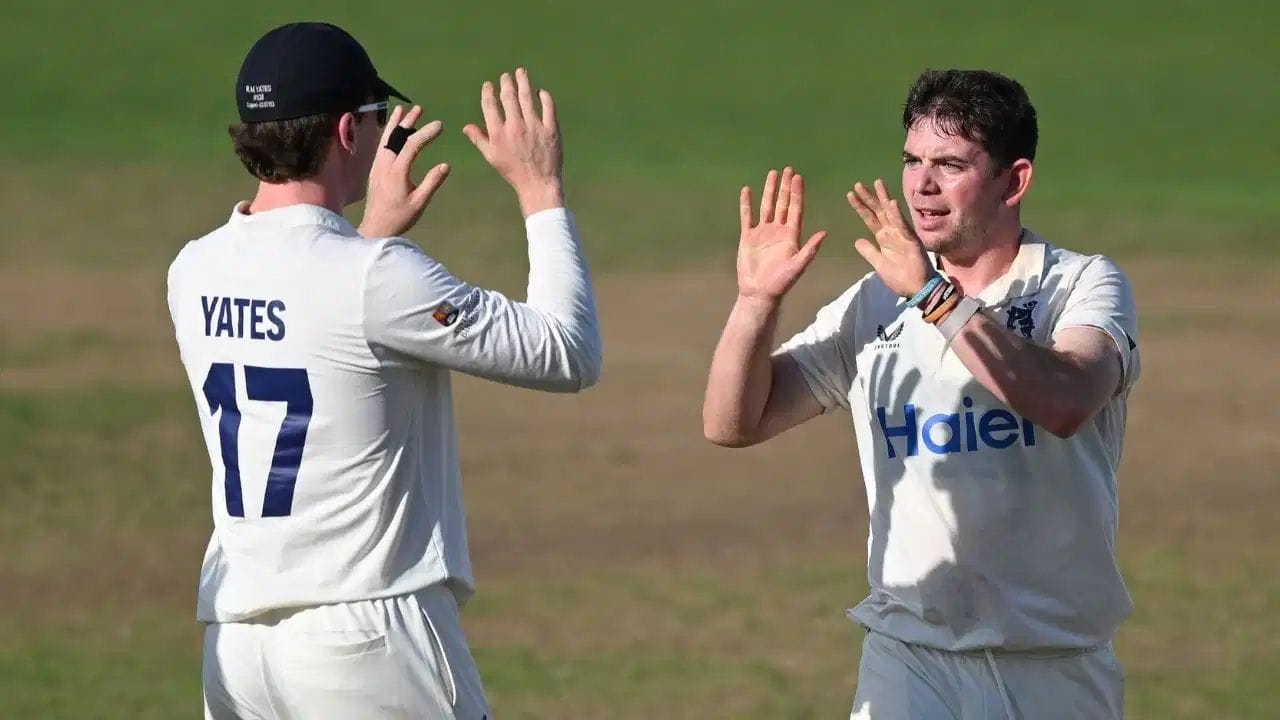 County Championship: 69 રનમાં આખી ટીમ ઓલઆઉટ, એક બોલરે અડધી ટીમને પોવેલિયન ભેગી કરી દીધી