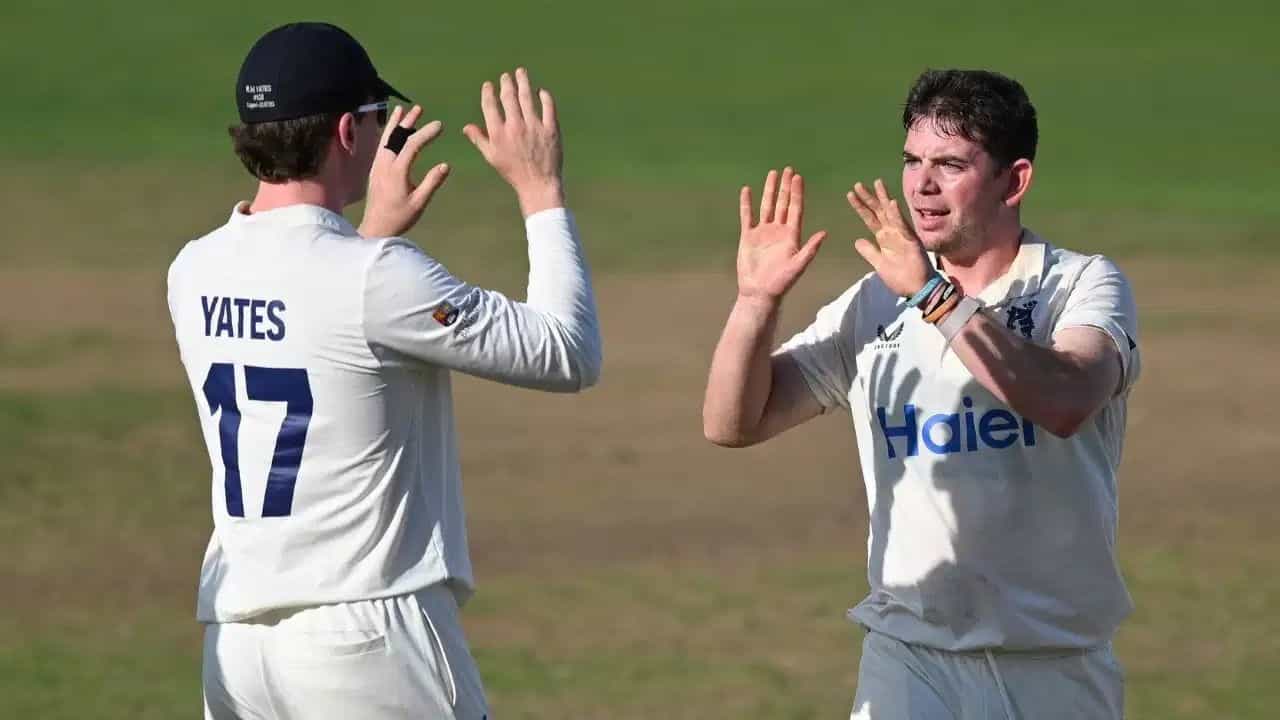 County Championship: 69 રનમાં આખી ટીમ ઓલઆઉટ, એક બોલરે અડધી ટીમને પોવેલિયન ભેગી કરી દીધી