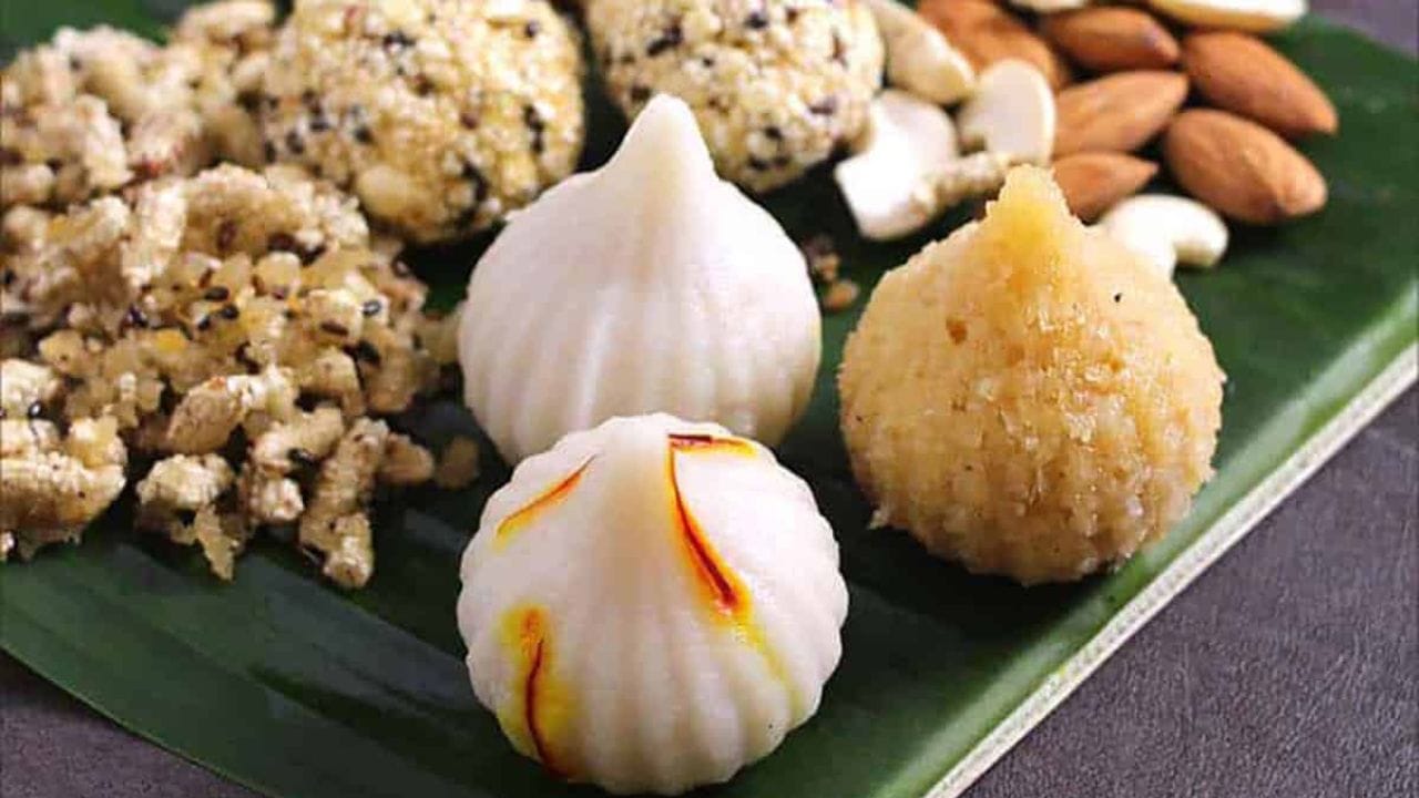 ચીઝકેકનું ક્રીમી મિશ્રણ બનાવો: હવે એક ઊંડા બાઉલમાં ક્રીમ ચીઝ લો અને તેને હળવેથી ફેંટો, જેથી તે સ્મૂથ થઈ જાયે. ત્યારબાદ તેમાં પાઉડર સુગર ઉમેરીને ફરીથી મિક્સ કરો. હવે ફ્રેશ ક્રીમ અને વેનીલા એસેન્સ ઉમેરો. તમને ગમતો સ્વાદ હોય તો થોડો લીંબુનો રસ પણ ઉમેરી શકો છો. તમામ સામગ્રીને હળવેથી મિક્સ કરો. ધ્યાન રાખો કે મિશ્રણ ખૂબ જ પાતળું ન થાય. ચીઝકેક ફિલિંગ ક્રીમી અને થોડું ગાઢ રહેવું જરૂરી છે. (Image Credit: Social Media)