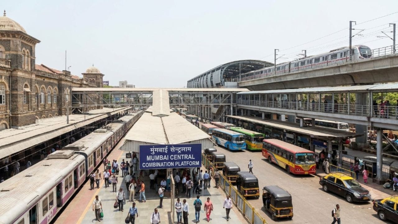 મિશ્રિત / કોમ્બિનેશન પ્લેટફોર્મ (Combination Platform): મોટા જંકશન અને મહાનગરોના સ્ટેશનો પર ટ્રાફિકનું દબાણ ઘણું વધારે હોય છે. આવા સ્ટેશનો પર સાઇડ પ્લેટફોર્મ અને આઇલેન્ડ પ્લેટફોર્મનું મિશ્રણ કરીને વિશાળ કોમ્બિનેશન પ્લેટફોર્મ બનાવવામાં આવે છે, જેથી એકસાથે હજારો મુસાફરો સરળતાથી અવરજવર કરી શકે.