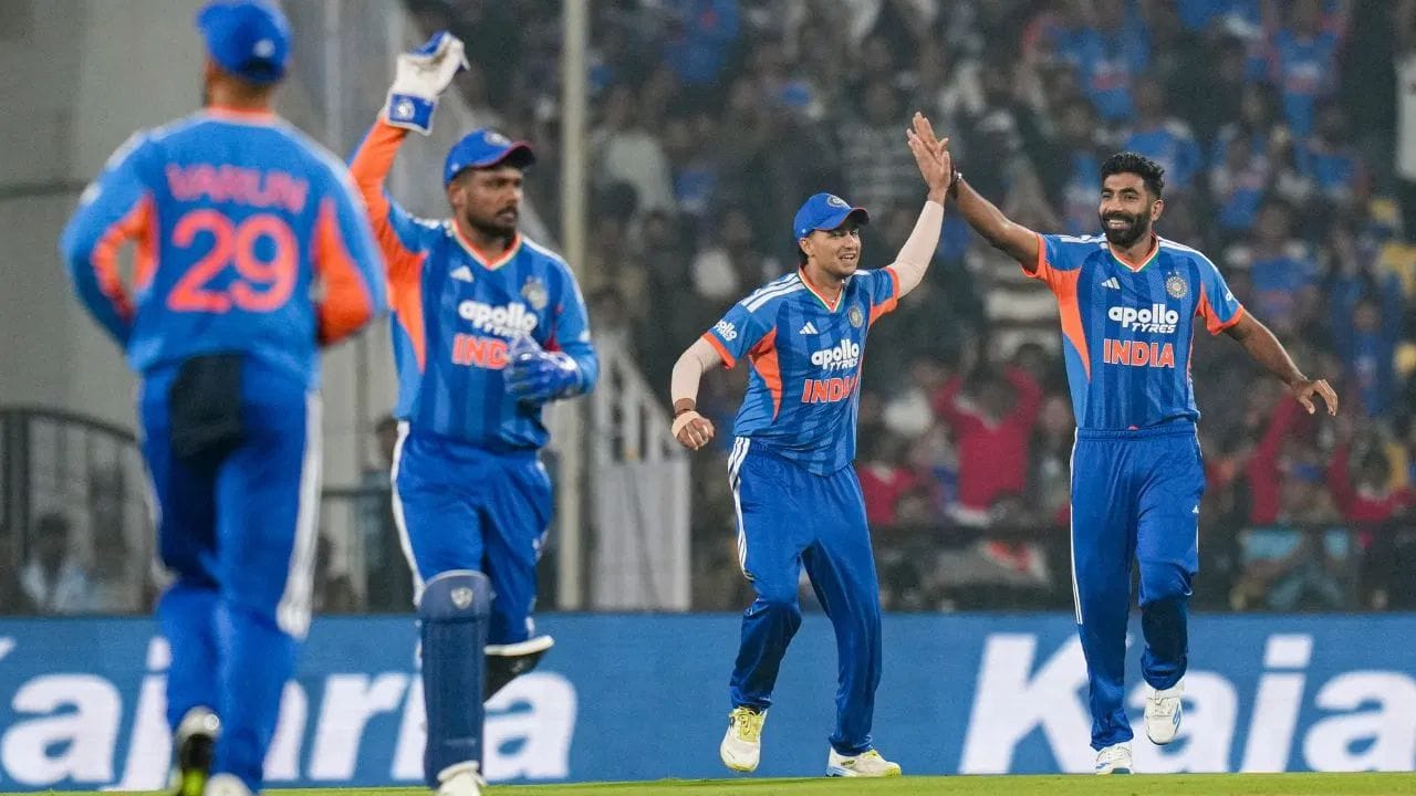 BCCI પણ ભારતની વન-ડે અને T20 ટીમની જાહેરાત કરી ચૂકી છે. શ્રેયસ અય્યર વન-ડે ટીમમાં નથી રમી રહ્યો. તેથી, ઋતુરાજ ગાયકવાડ સમેત કેટલાક ખેલાડીઓની વાપસી થઈ છે. બીજી તરફ વેસ્ટઈન્ડિઝના હેડ કોચ ડેરેન સેમી એક નવી ટીમ તૈયાર કરવાનો પ્રયાસ કરી રહ્યા છે. એવામાં ઈન્ડિયા ટૂર માટે વેસ્ટઈન્ડિઝના ઘણા નવા નામ સ્કવોડમાં જોવા મળ્યા છે.